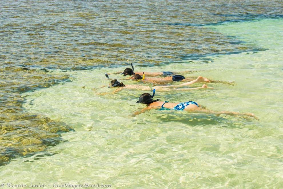 Imagem pessoas nadando nas águas cristalinas na piscina natural da Ilha de Boipeba.